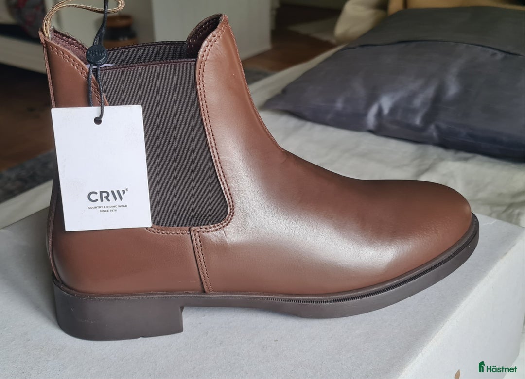 Ridstövlar ryttarutrustning till salu: Helt nya jodhpur 38 i Hörby - Annons 1