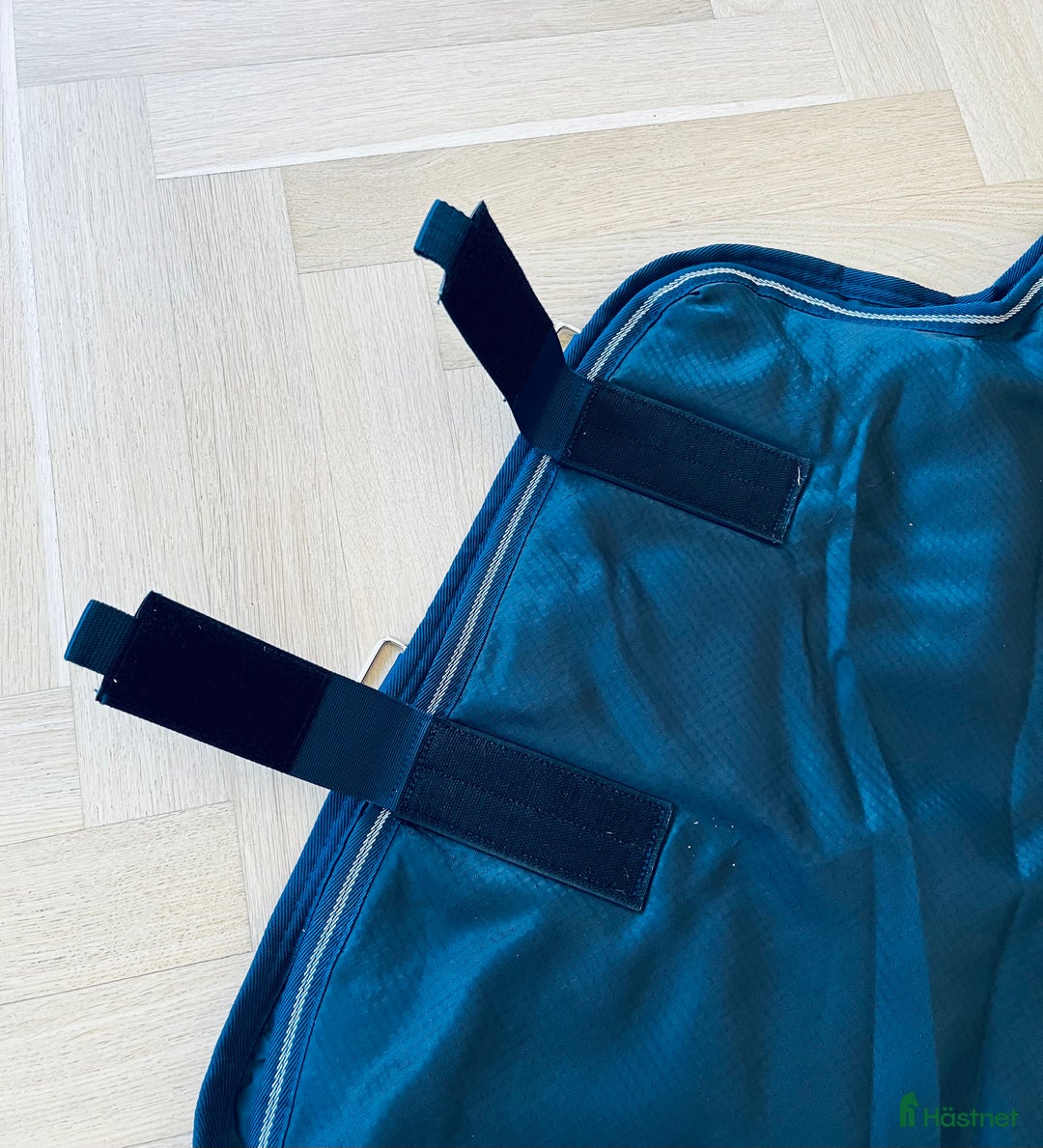 Täcken hästutrustning till salu: Amigo Insulator 350g med hals i Stockholm - Bild 4