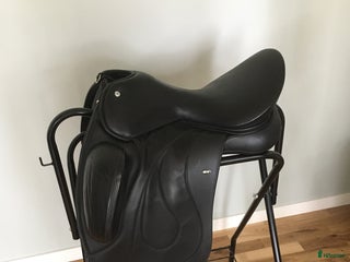 Sadlar hästutrustning till salu: Wow dressyrsadel - sänkt pris i Gärds Köpinge - Annons 1