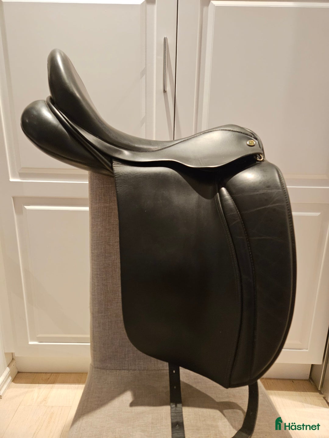 Sadlar hästutrustning till salu: 18'' Hulsebos Dressyrsadel i Österbybruk - Annons 1