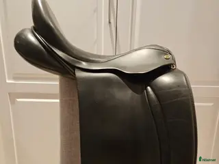 Sadlar hästutrustning till salu: 18'' Hulsebos Dressyrsadel i Österbybruk - Annons 1