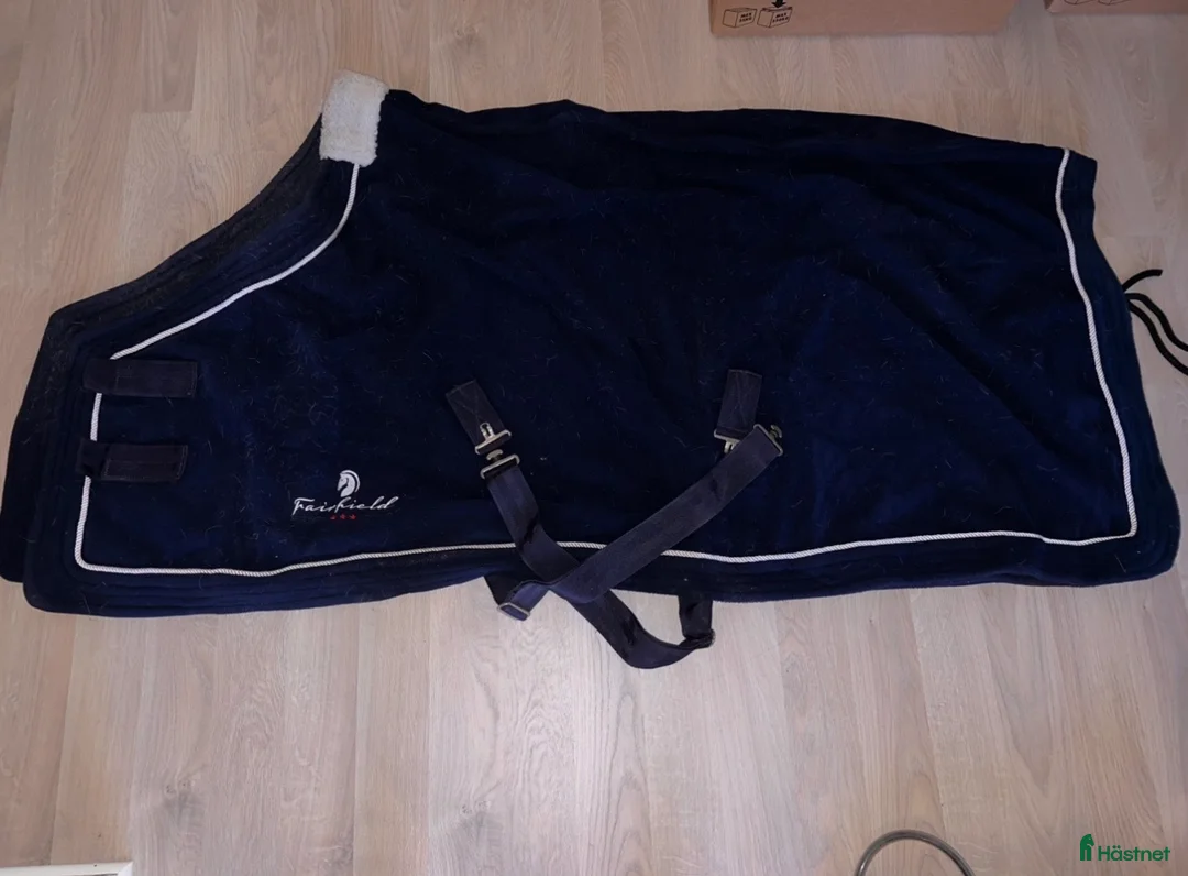 Täcken hästutrustning till salu: Fleecetäcke 135 - Annons 1