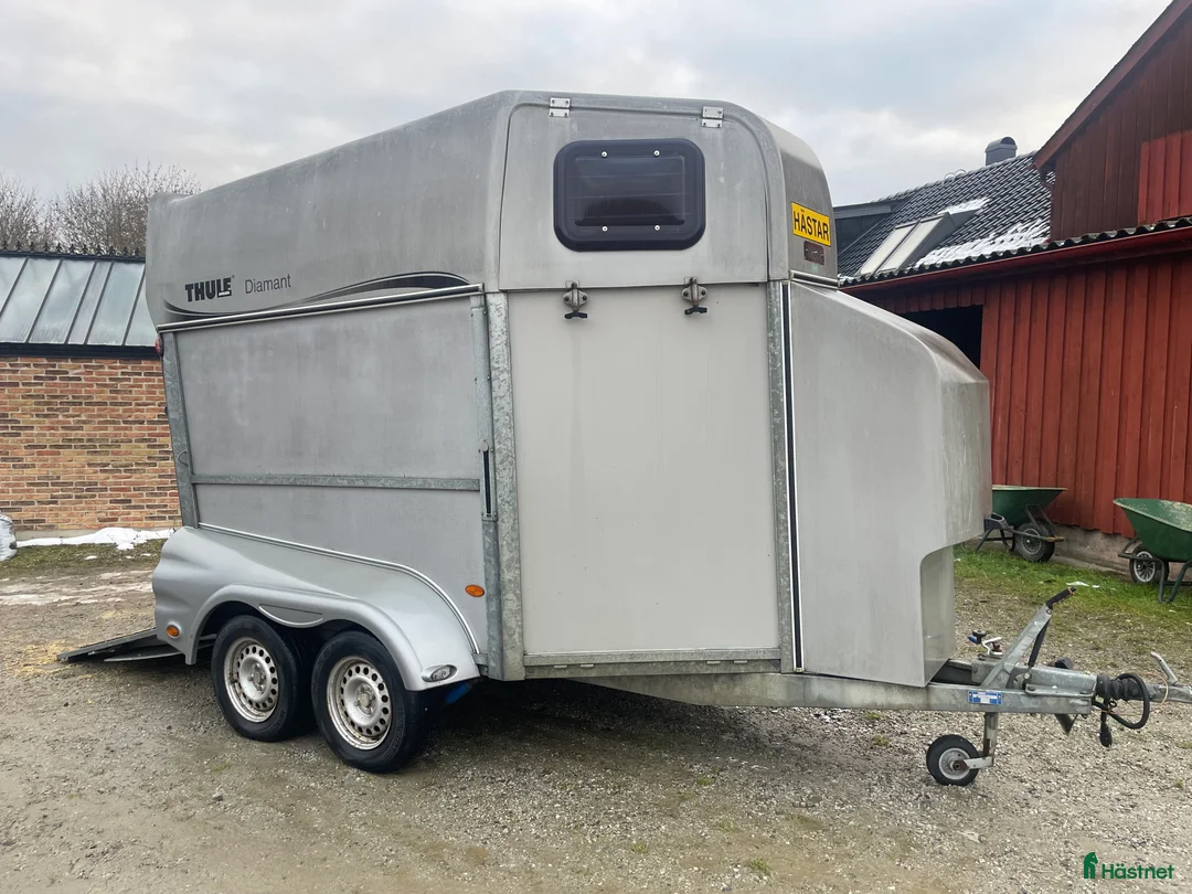 Hästtransporter  fordon & transport till salu: Stort Thulesläp - lasta två hästar i Flyinge - Annons 1