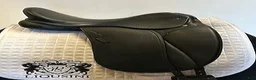 Sadlar hästutrustning till salu: Dressyrsadel Santa Cruz Arthur de Luxe 17,5" - Annons 1