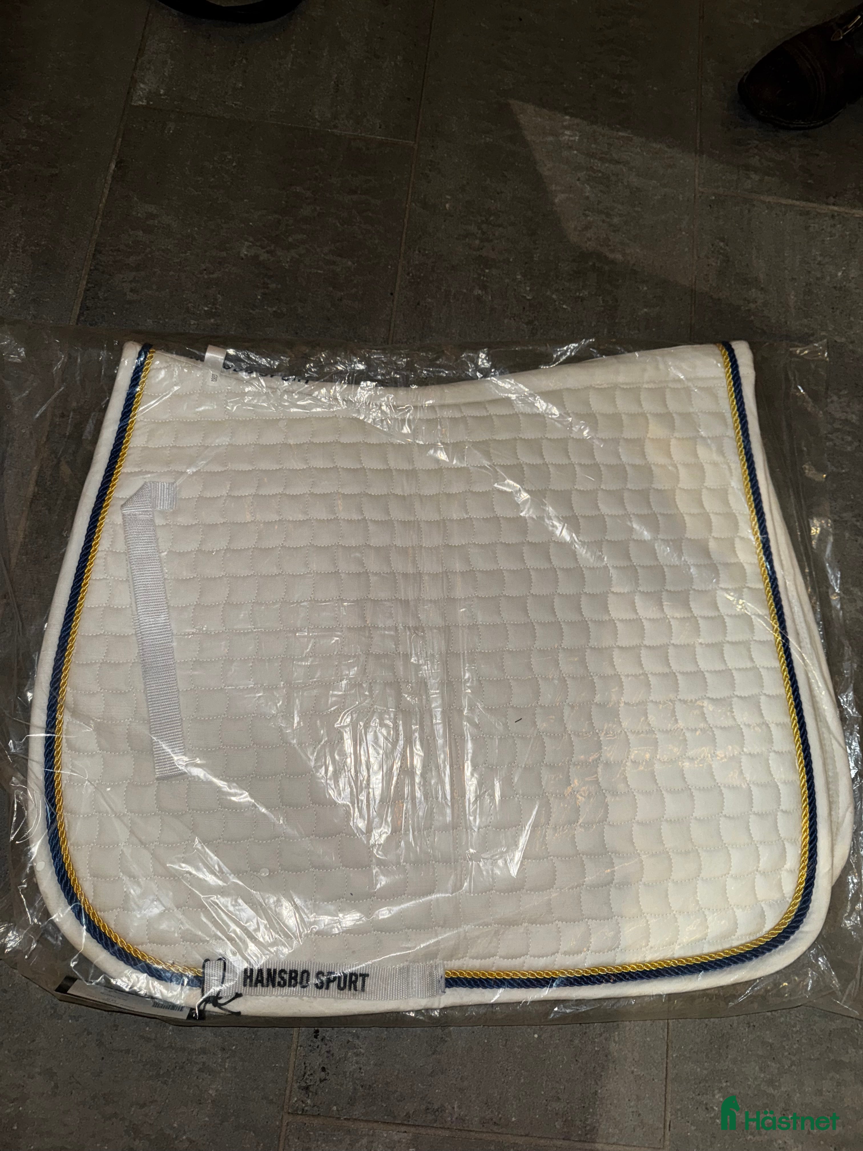 Schabrak & Vojlockar hästutrustning till salu: Vitt dressyrschabrak storlek full i Motala - Annons 1