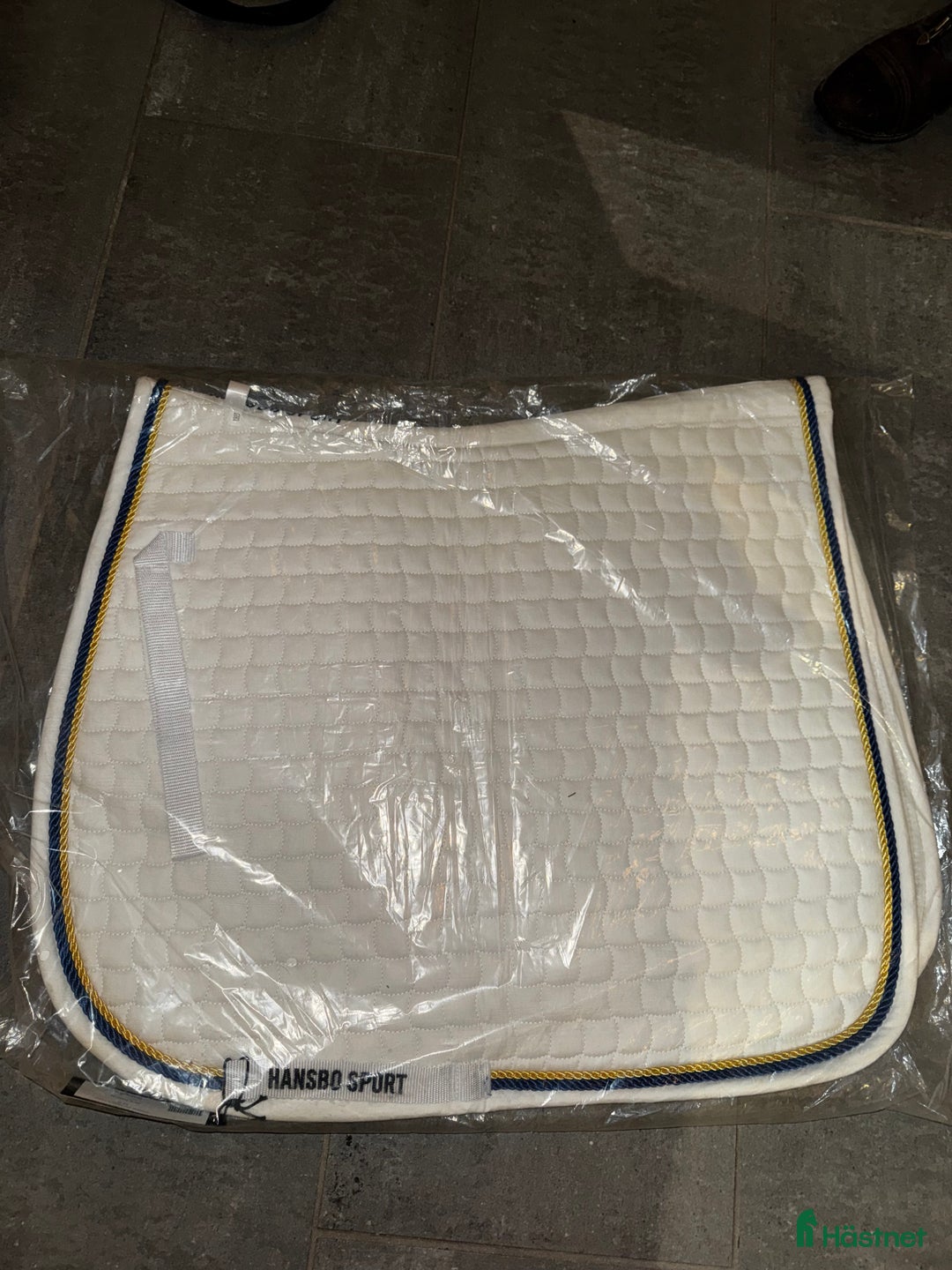 Schabrak & Vojlockar hästutrustning till salu: Vitt dressyrschabrak storlek full i Motala - Annons 1