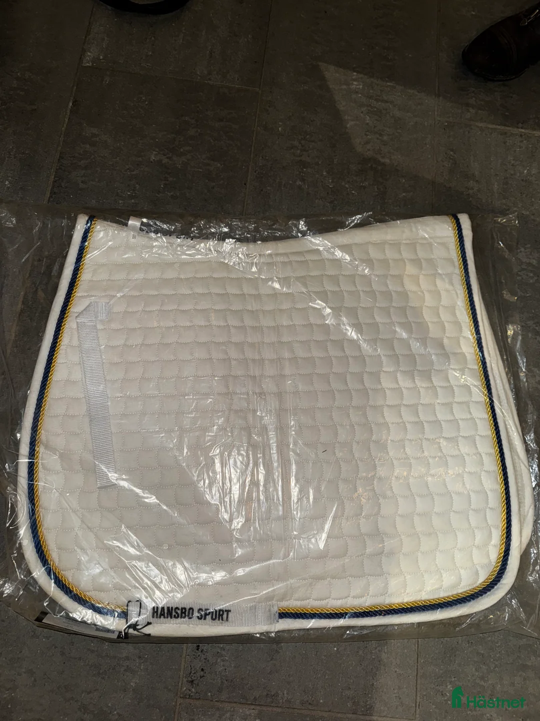 Schabrak & Vojlockar hästutrustning till salu: Vitt dressyrschabrak storlek full i Motala - Annons 1