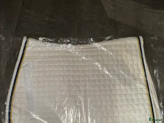 Schabrak & Vojlockar hästutrustning till salu: Vitt dressyrschabrak storlek full i Motala - Annons 1