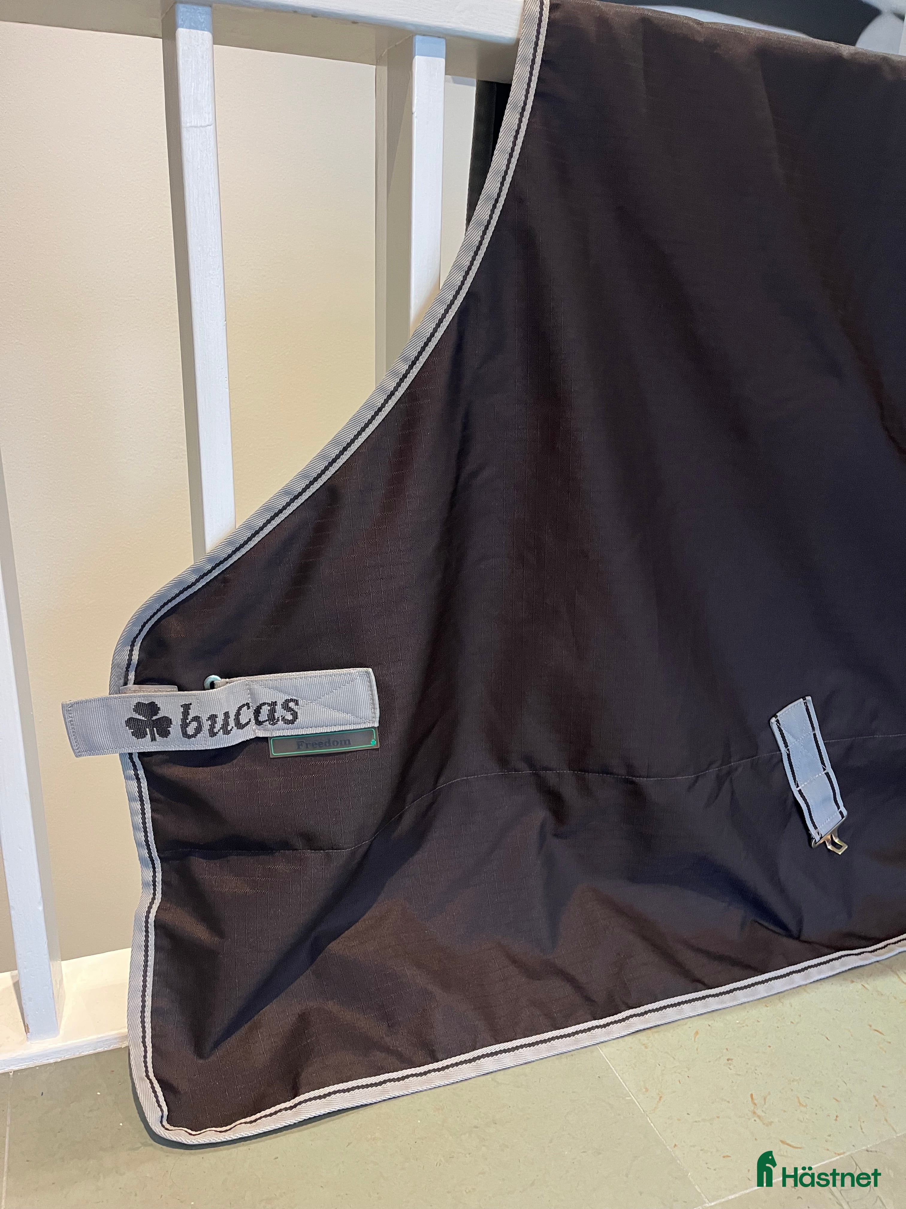 Täcken hästutrustning till salu: Fint brunt utetäcke i Lidingö - Annons 4