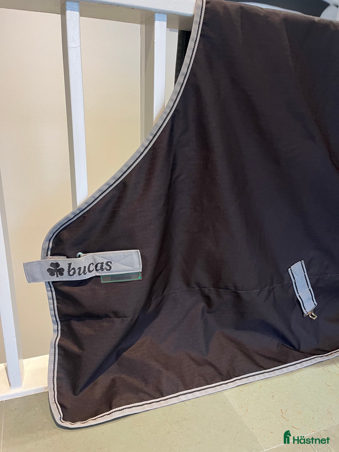 Täcken hästutrustning till salu: Fint brunt utetäcke i Lidingö - Annons 1