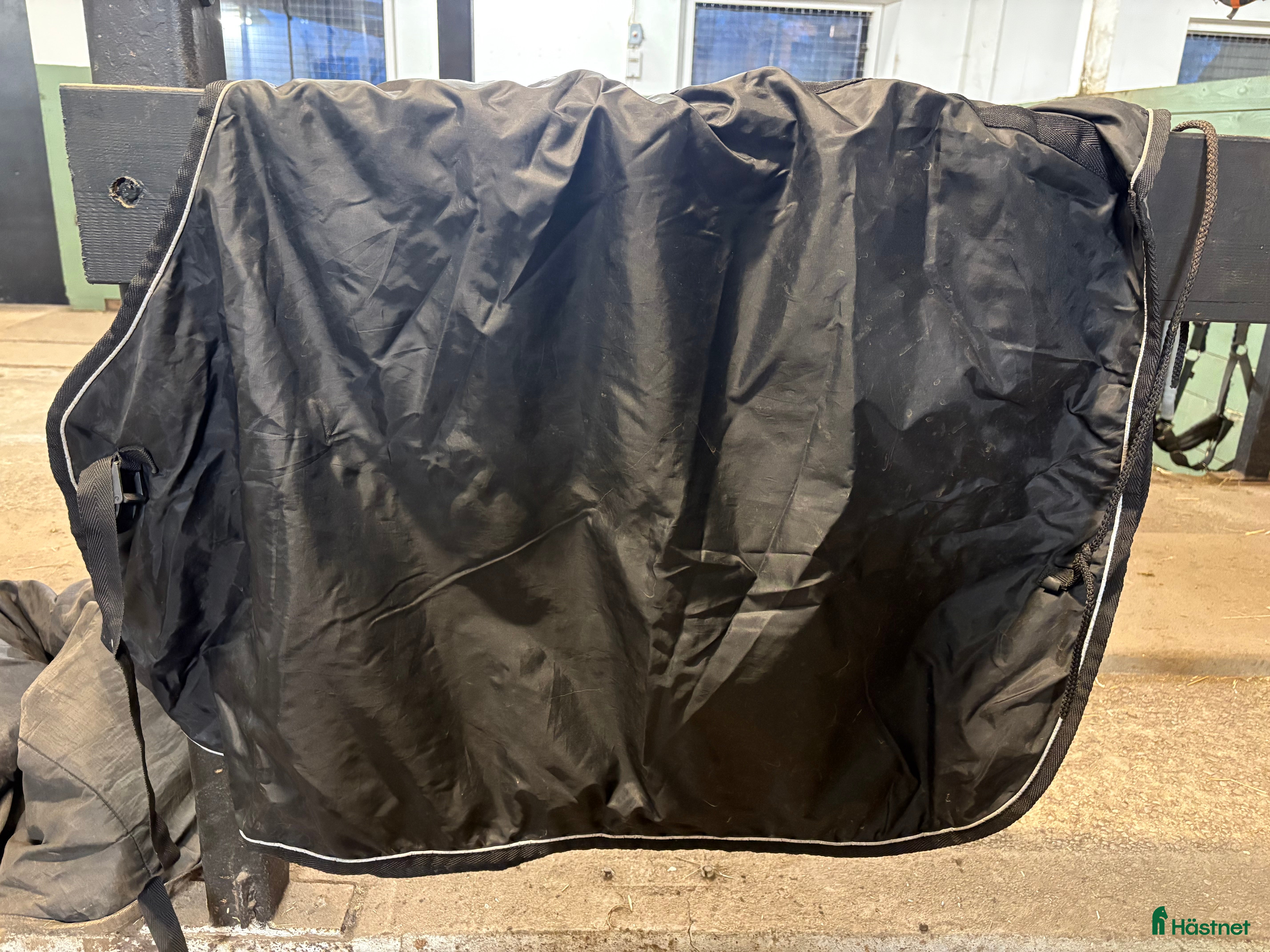 Täcken hästutrustning till salu: Täcke horseware 155 50 gram med 2 halsar  i Falköping - Annons 13