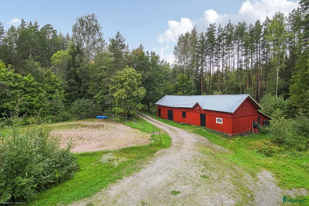  hästgårdar till salu: Charmigt timmerhus från 1800-talet med stall i Söderkulla - Annons 2