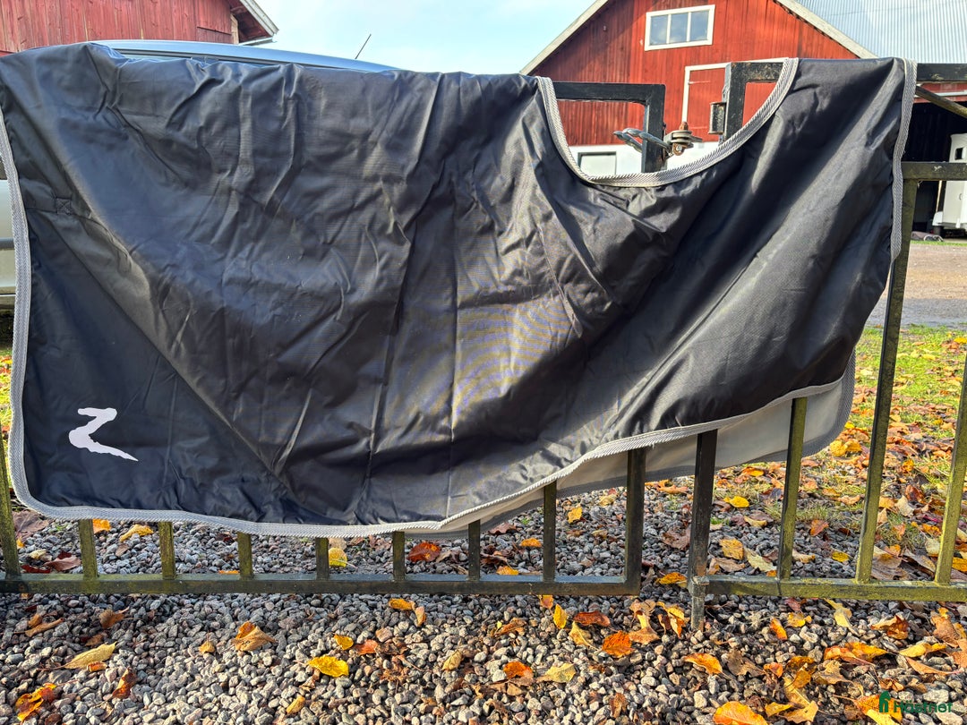 Täcken hästutrustning till salu: Ridtäcke i nyskick i Gullspång - Annons 2