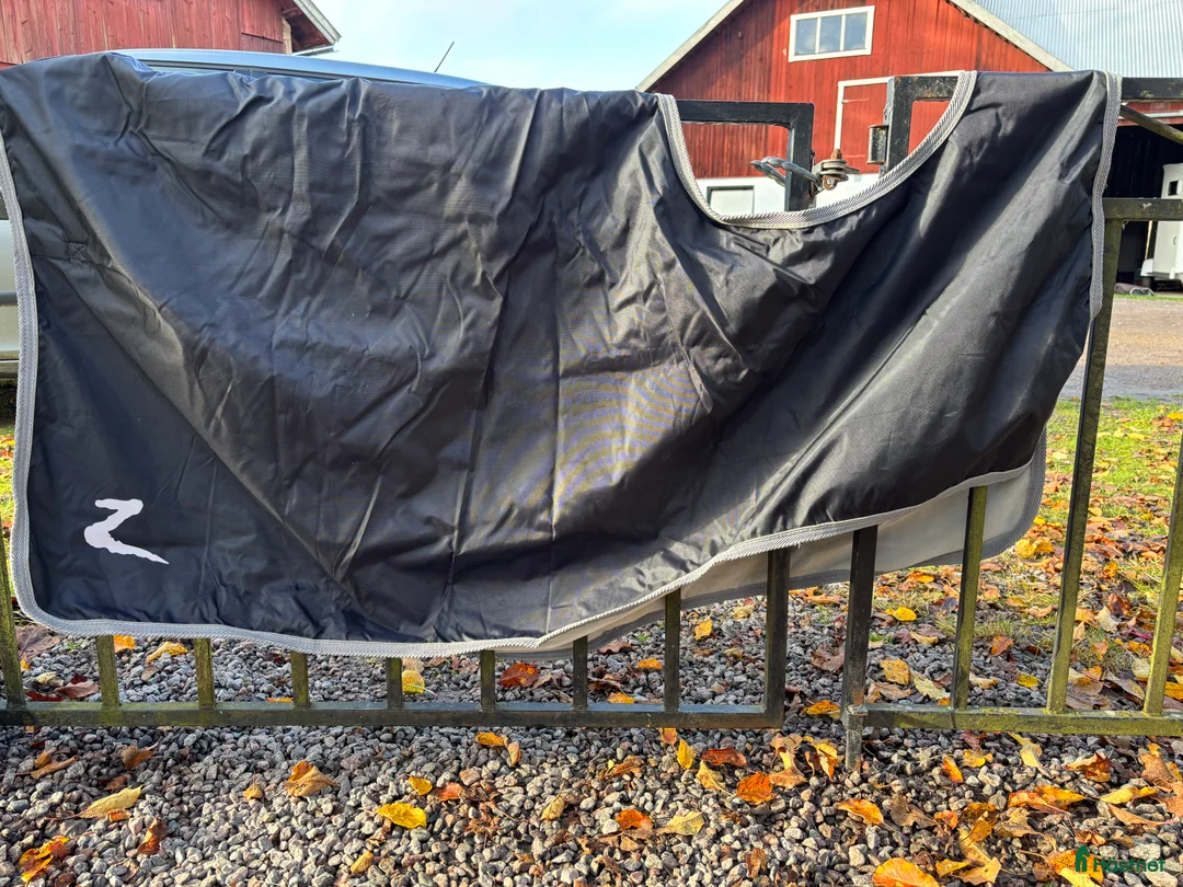 Täcken hästutrustning till salu: Ridtäcke i nyskick i Gullspång - Annons 2