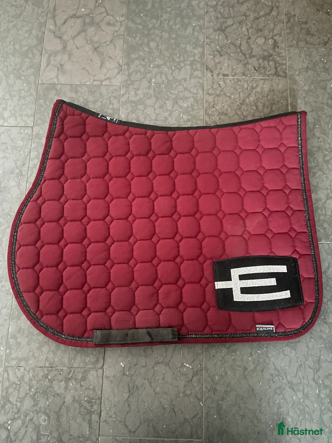 Schabrak & Vojlockar hästutrustning till salu: Jättefint Equline E-logga schabrak  i Saltsjöbaden - Annons 1