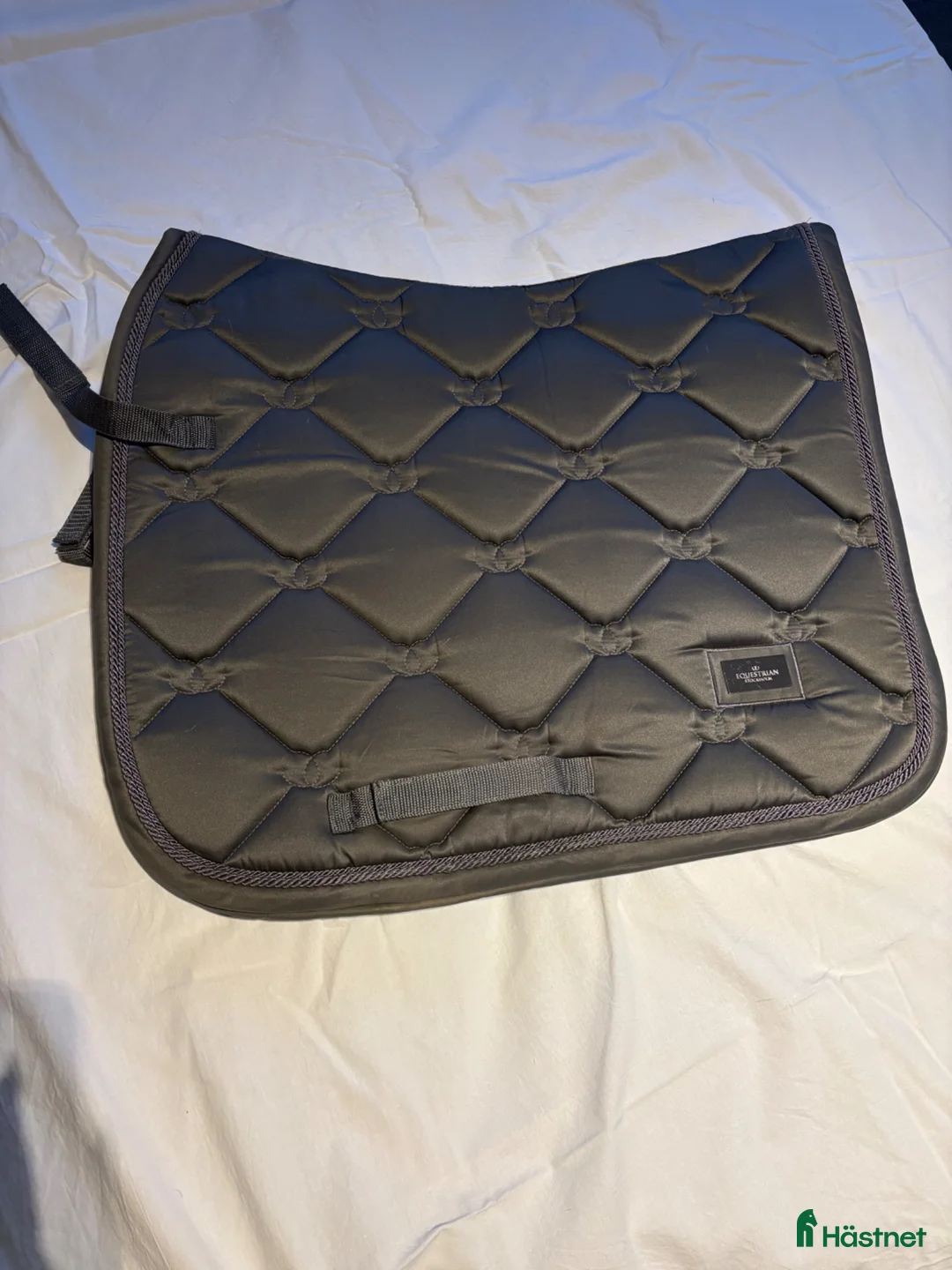 Schabrak & Vojlockar hästutrustning till salu: Grått Esstockholm schabrak - Annons 1