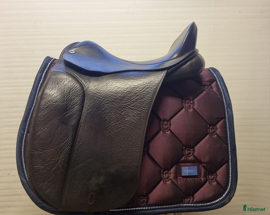 Sadlar hästutrustning till salu: Barnsby Crown dressyrsadel i Helsingborg - Annons 1