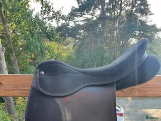 Sadlar hästutrustning Syntetsadel I gott skick i Torslanda - Annons 1