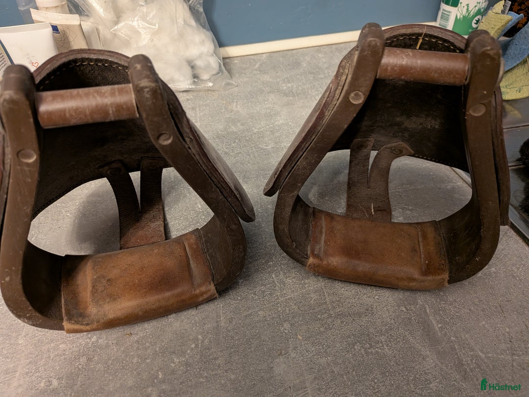 Stigbyglar hästutrustning till salu: Stigbyglar med läderkorg i Hässleholm - Annons 2