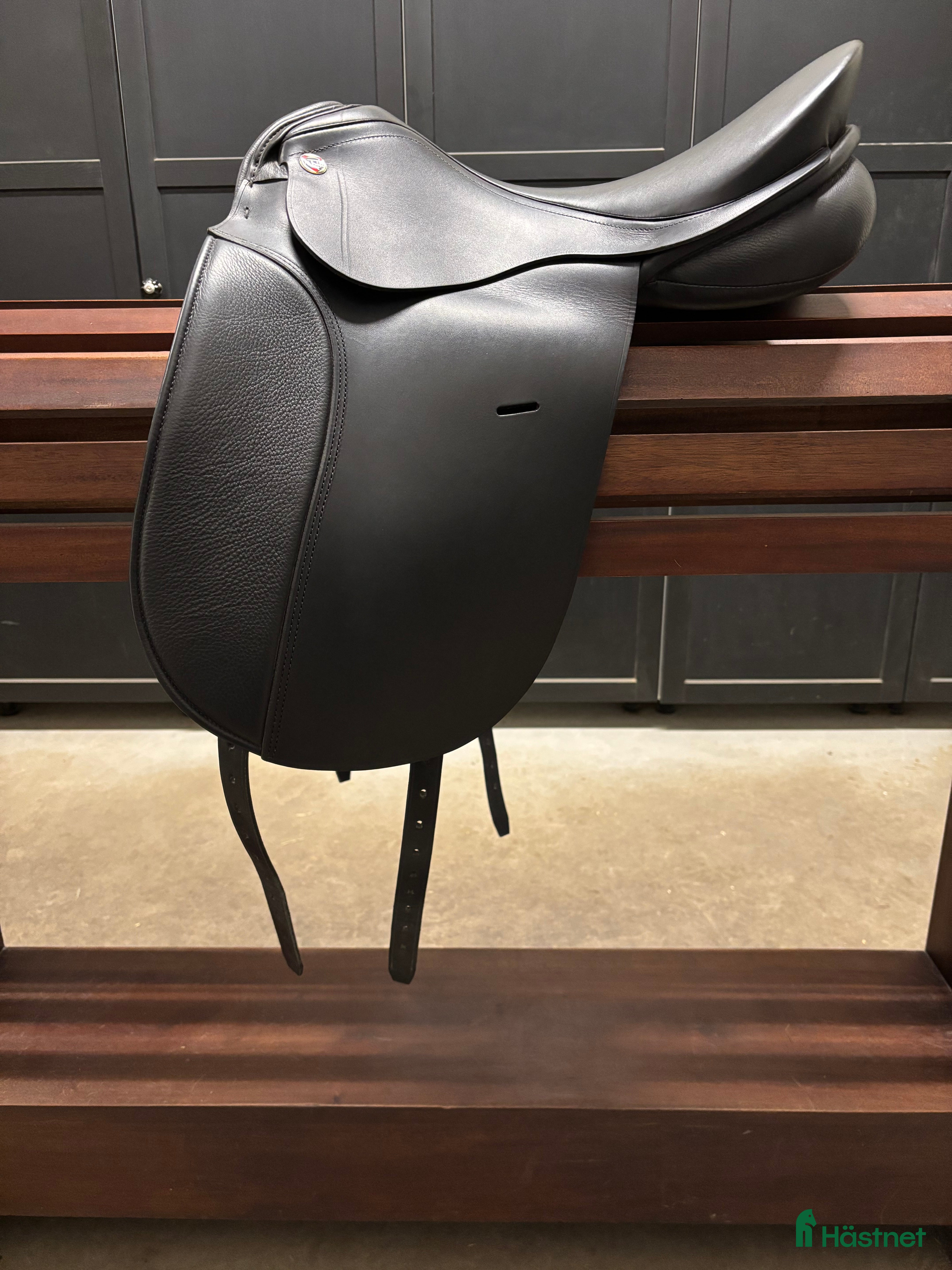 Sadlar hästutrustning till salu: KN Largo dressyrsadel i Älmhult - Annons 1