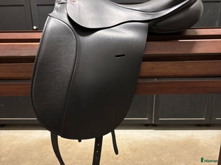 Sadlar hästutrustning till salu: KN Largo dressyrsadel i Älmhult - Annons 24