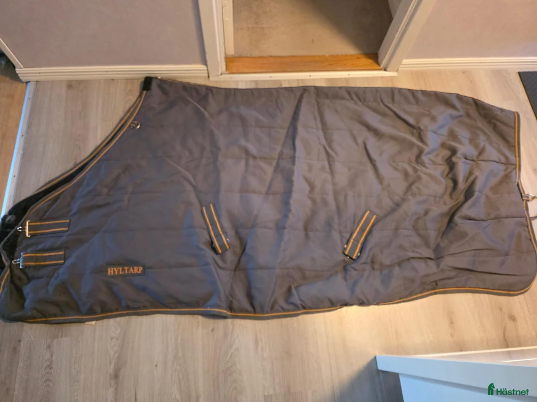 Täcken hästutrustning till salu: Stall täcke 200 gram, hyltarp - Annons 3