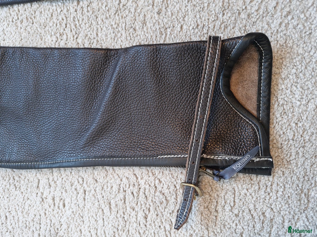 Ridstövlar ryttarutrustning till salu: Nya chaps från Equino - Annons 4