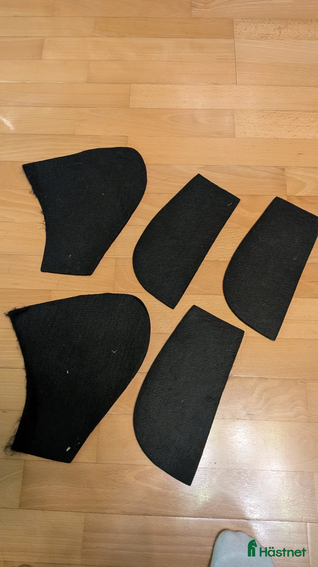 Schabrak & Vojlockar hästutrustning till salu: Pad, sadelpad Genuine sherpa  i Ärla - Annons 5