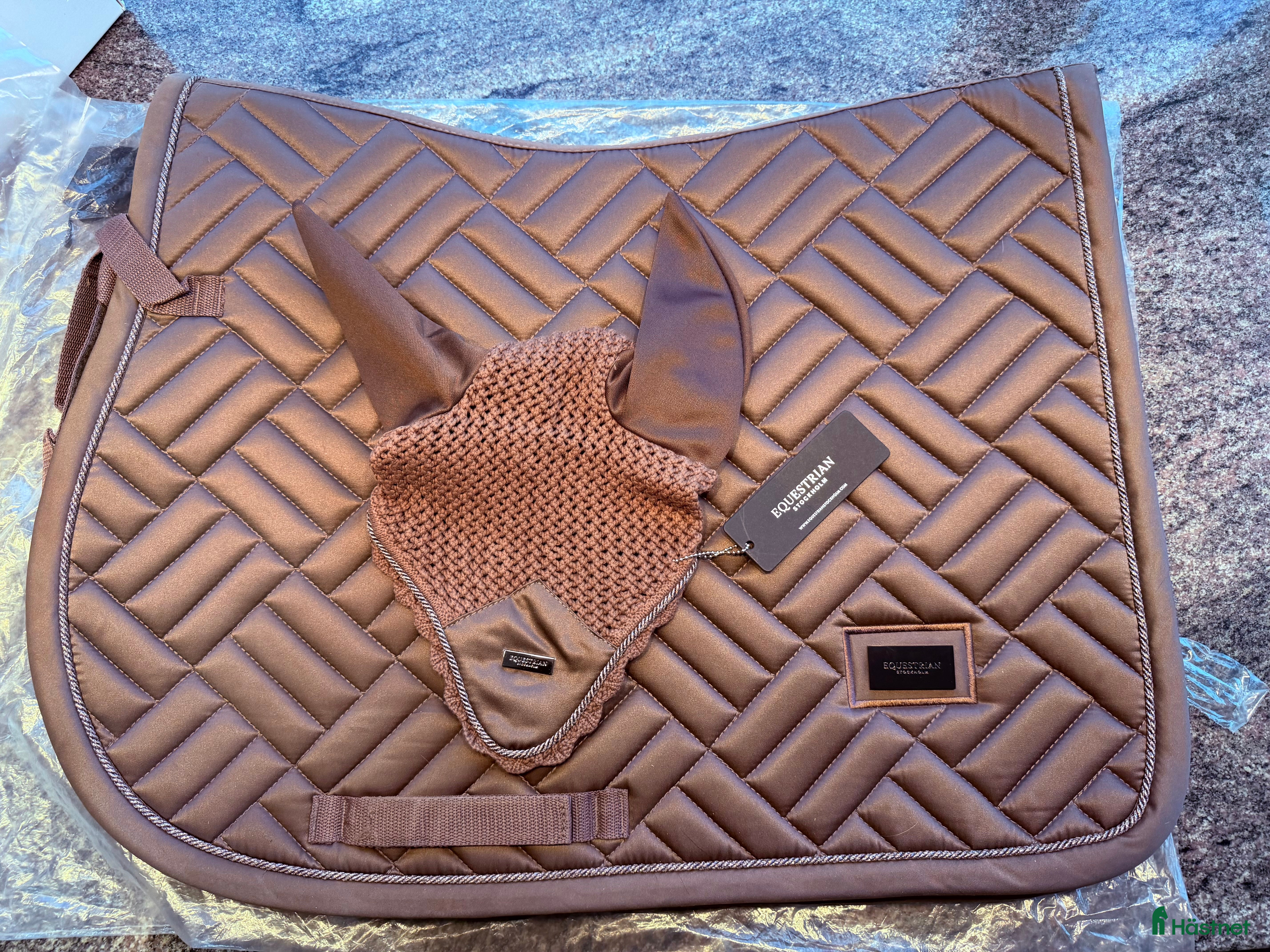 Schabrak & Vojlockar hästutrustning till salu: Equestrian hoppschabrak och luva Amatanth  i Stockholm - Annons 21