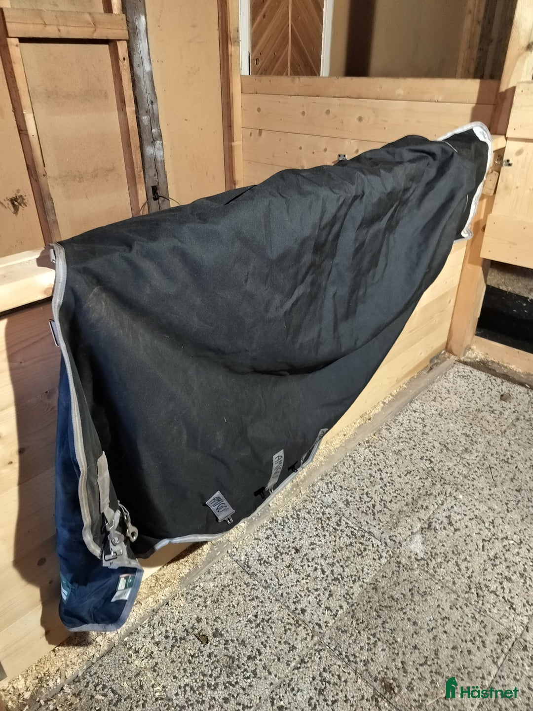 Täcken hästutrustning till salu: Amigo Bravo 50g v-front 145cm i Luleå - Annons 2