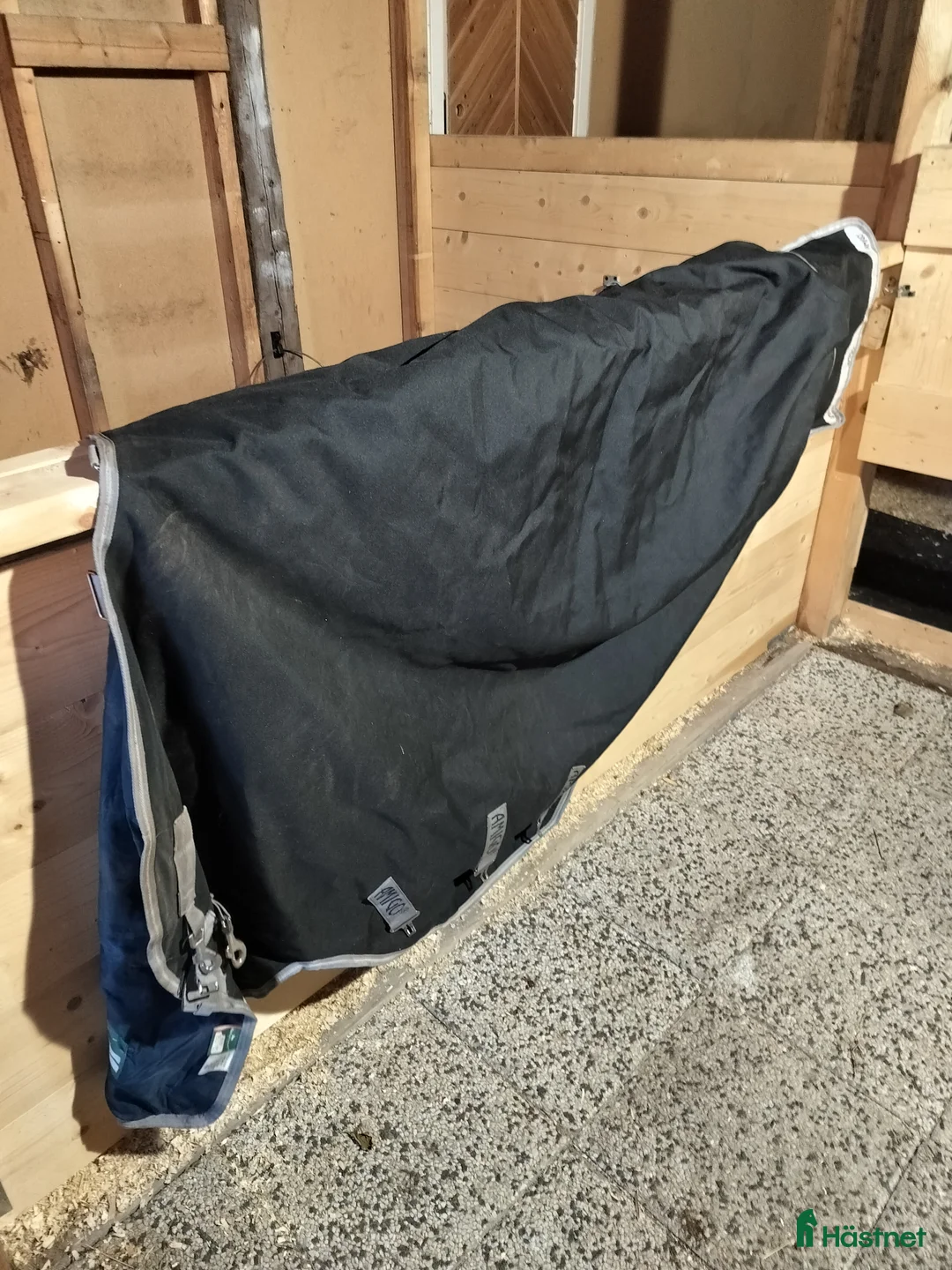Täcken hästutrustning till salu: Amigo Bravo 50g v-front 145cm i Luleå - Annons 2