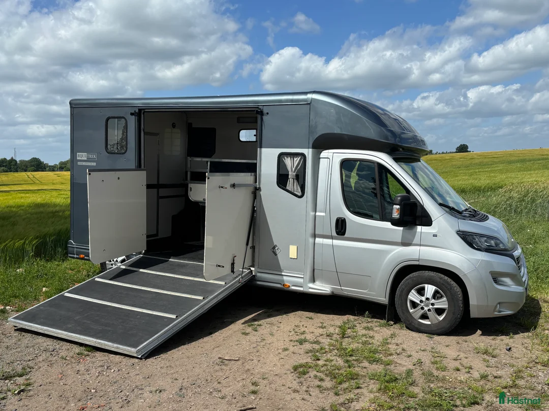 Hästlastbilar  fordon & transport till salu: Equi-Trek Sonic 5 sits med bädd - Annons 1