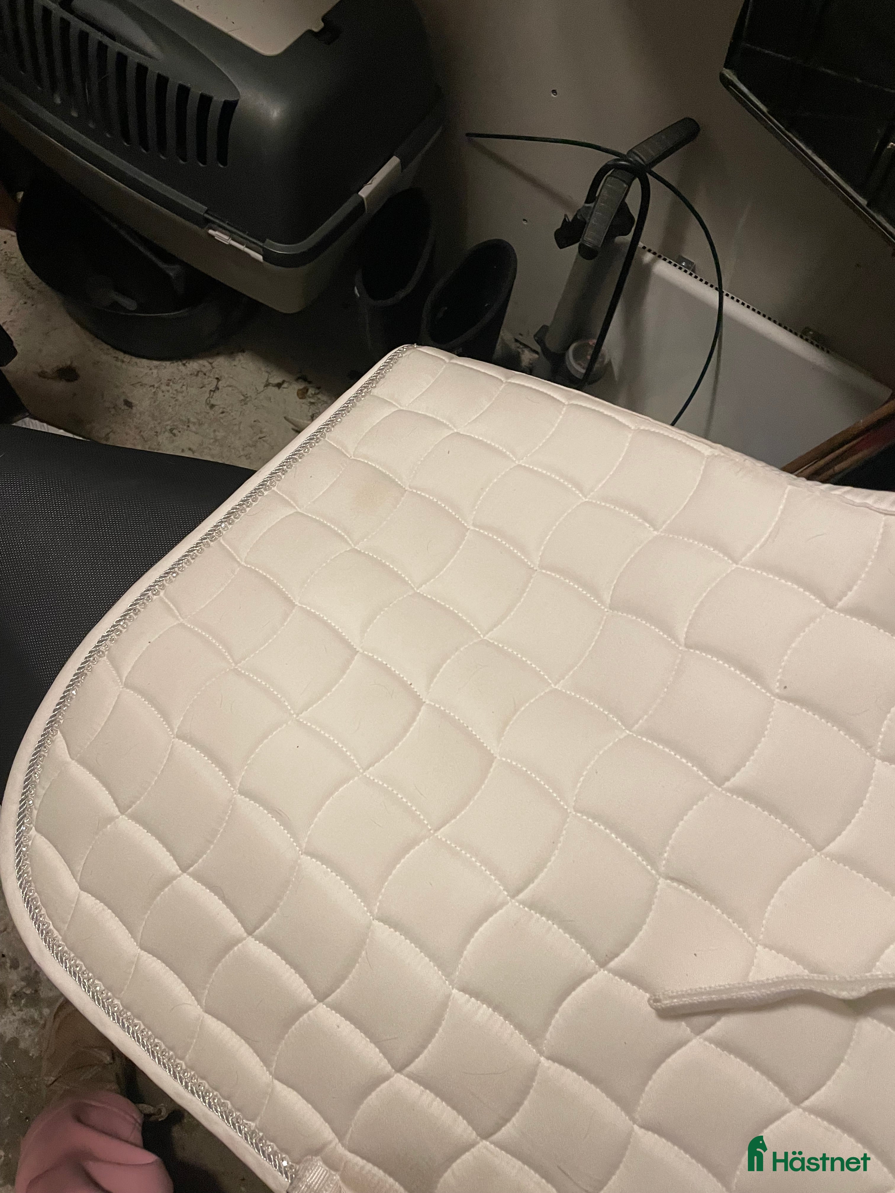 Schabrak & Vojlockar hästutrustning till salu: Vitt schabrak  i Knivsta - Annons 23