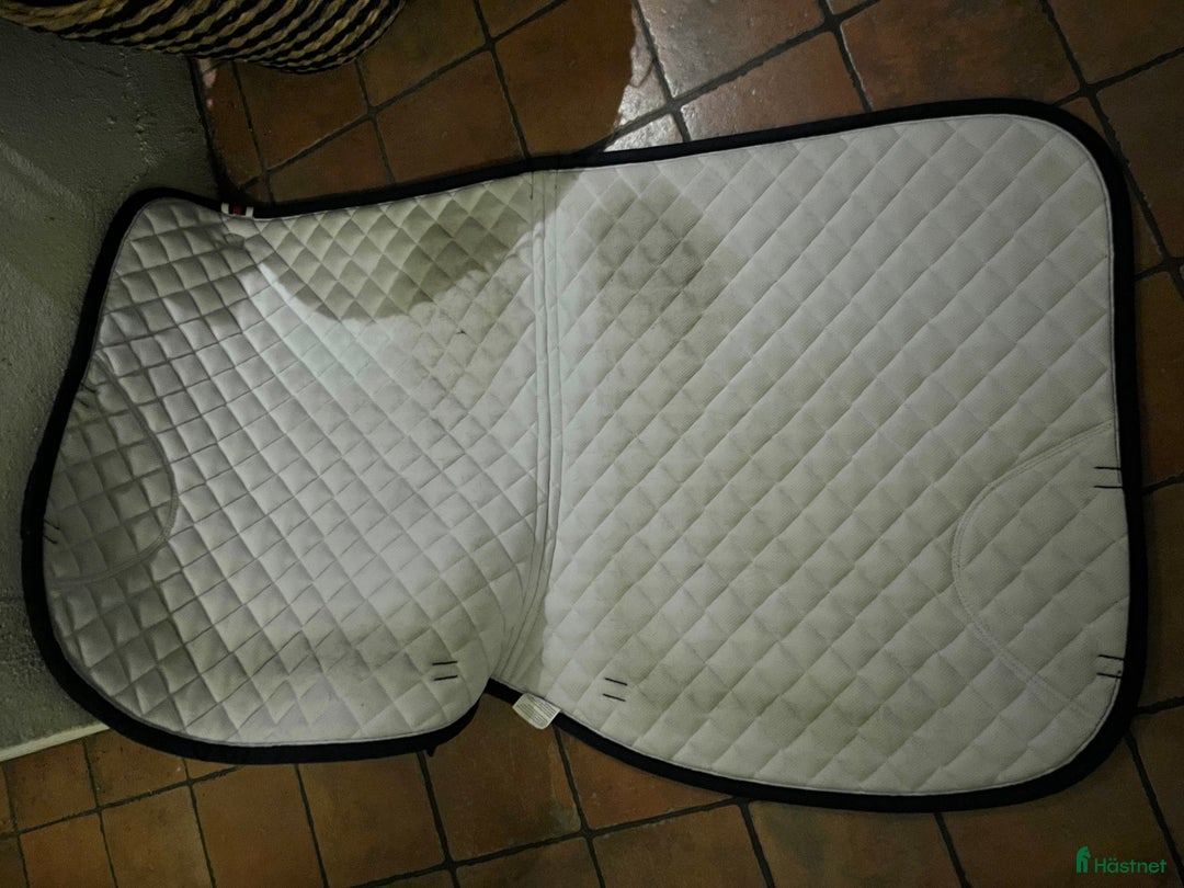 Schabrak & Vojlockar hästutrustning till salu: Marinblått med vit röd kant  i Vallentuna - Annons 2