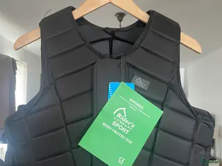 Säkerhetsvästar ryttarutrustning till salu: Helt ny Rider’s Company väst - Annons 1