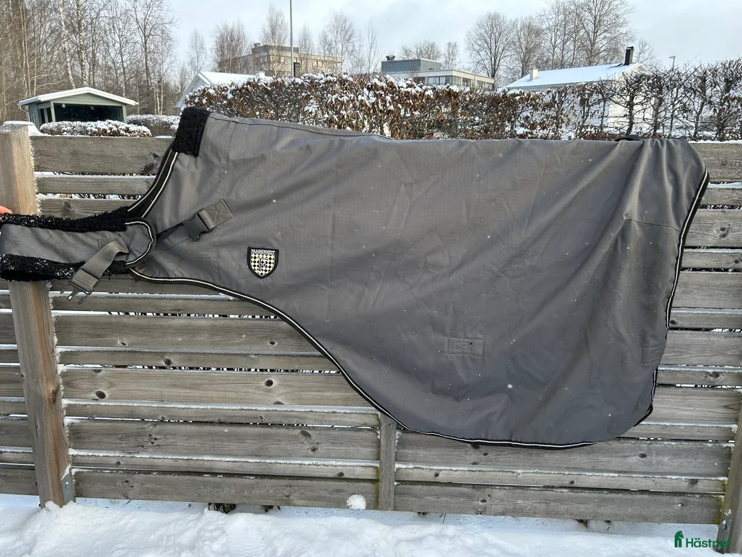 Täcken hästutrustning till salu: Skrittäcke cob i grått Farenheit i Älmhult - Annons 1
