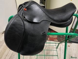 Sadlar hästutrustning till salu: Robin Hood Elite 16,5 tum i Heby - Annons 24