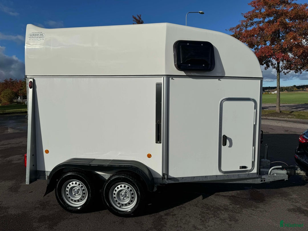 Hästtransporter  fordon & transport till salu: ROYAL XT HÄSTTRANSPORT  i Köping - Annons 1