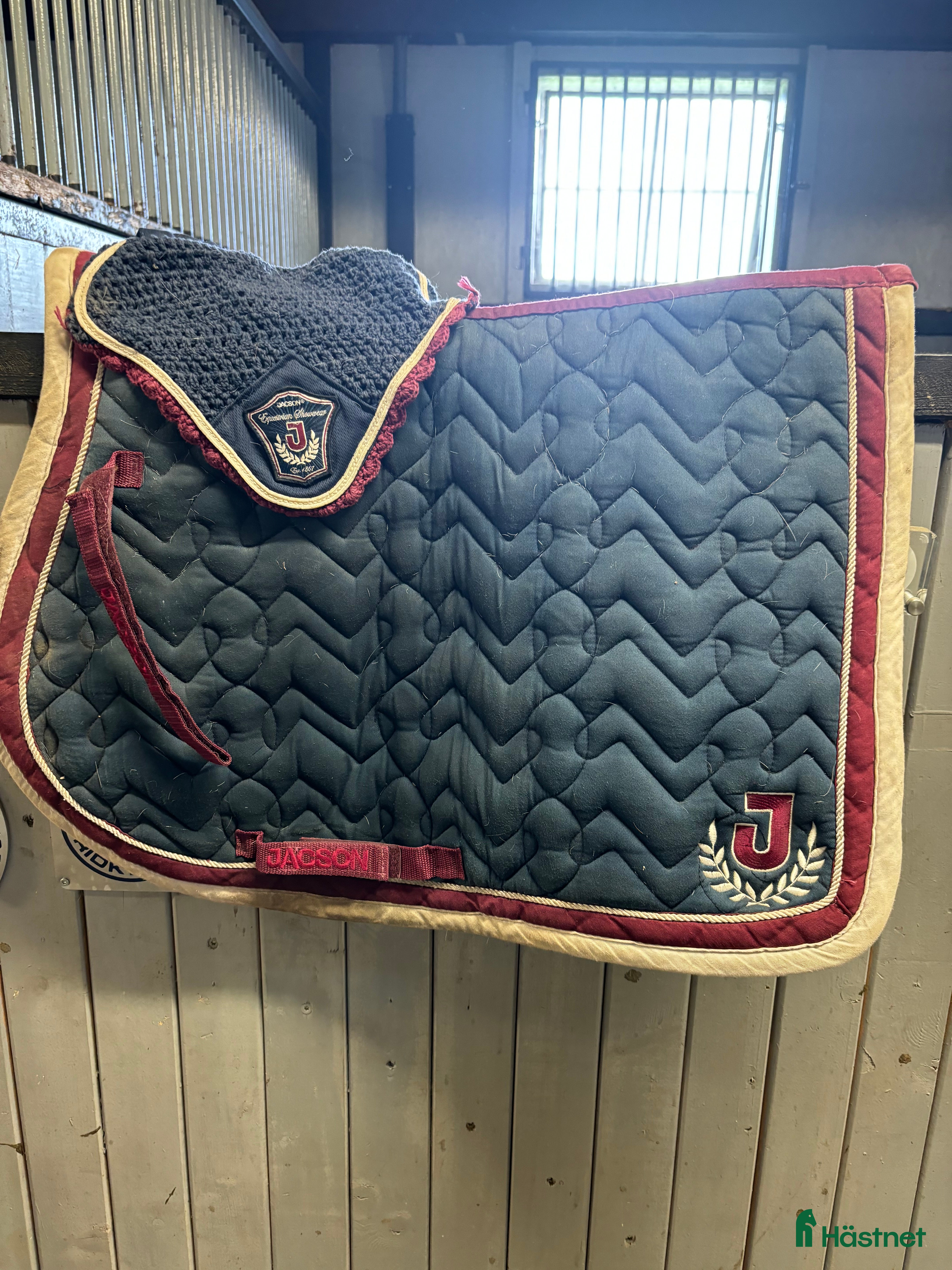 Schabrak & Vojlockar hästutrustning till salu: Huva och schabrak  i Vinninga - Annons 24