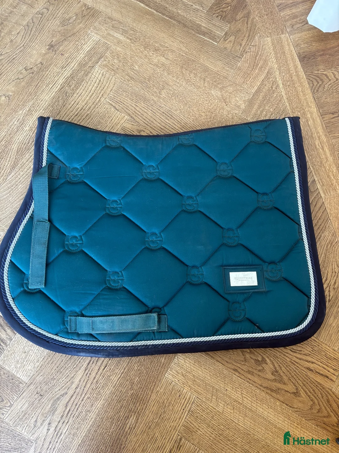 Schabrak & Vojlockar hästutrustning till salu: Equestrian Stockholm Emerald schabrak – hopp - Annons 2