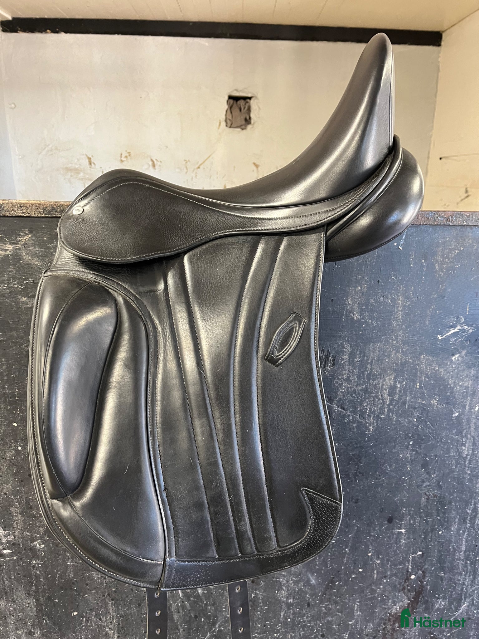 Sadlar hästutrustning Dressyrsadel Premier Equine.  - Annons 2