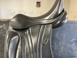 Sadlar hästutrustning Dressyrsadel Premier Equine. - Annons 2