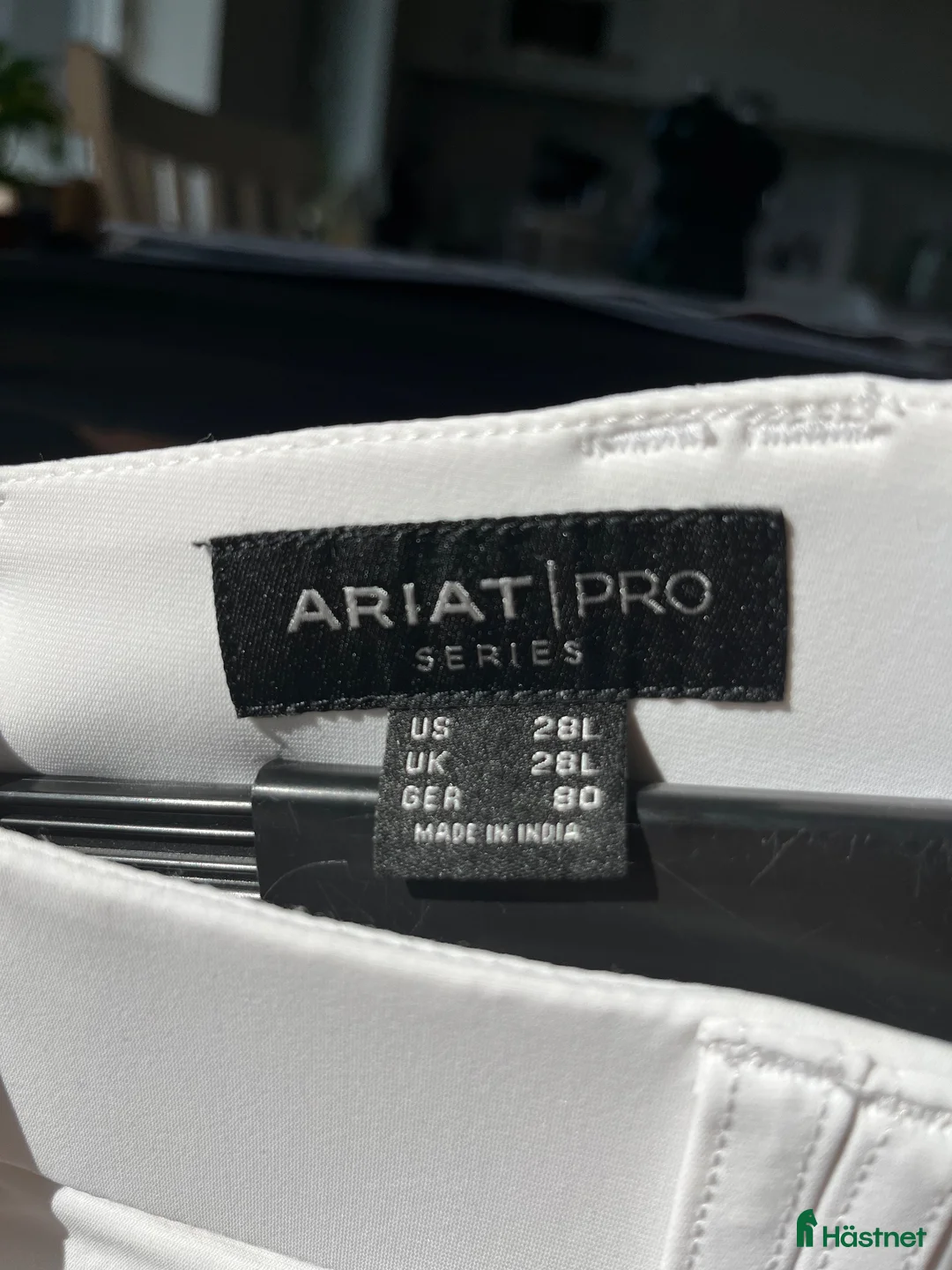 Ridbyxor ryttarutrustning till salu: Ariat vita ridbyxor - Annons 2