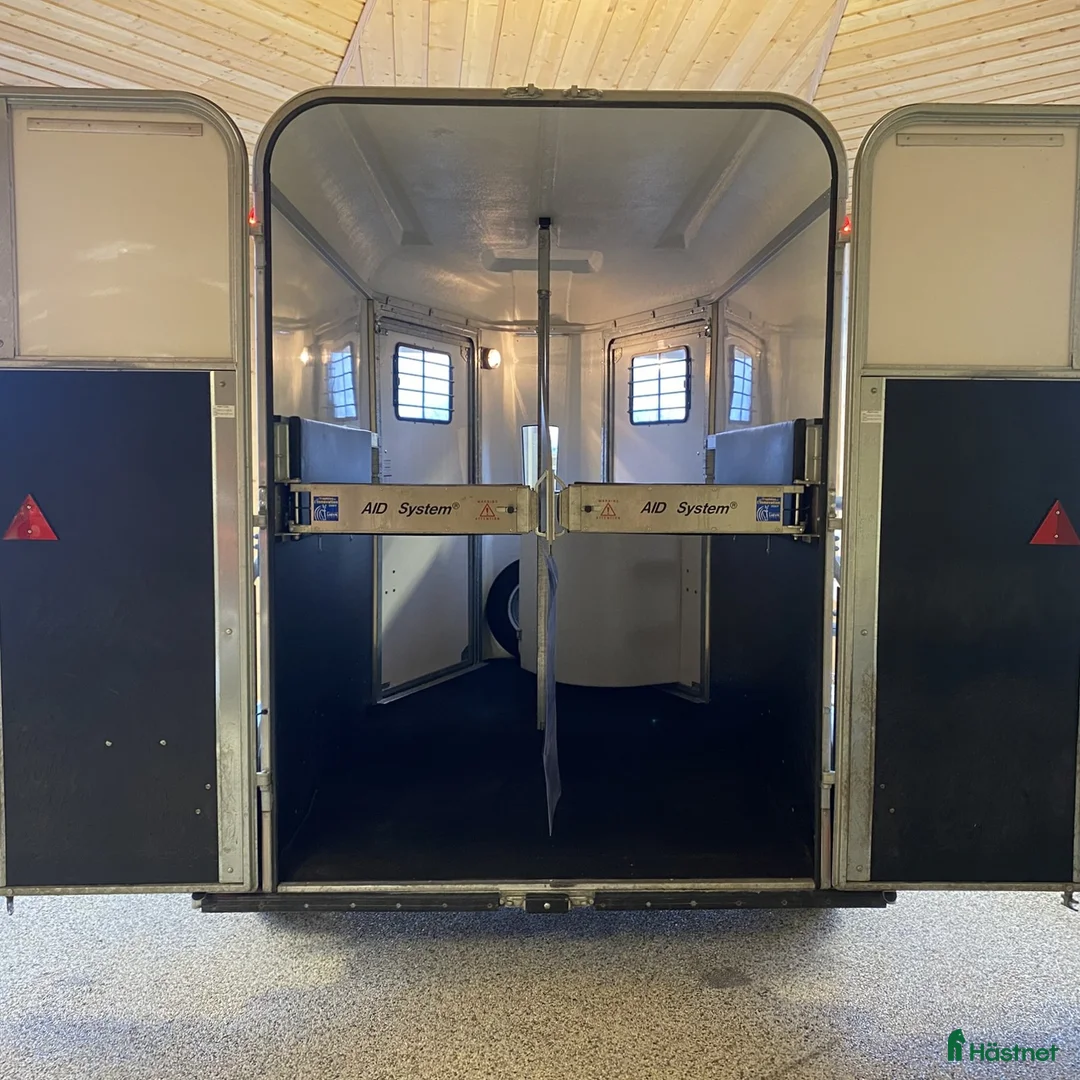 Hästtransporter  fordon & transport till salu: Promax m AidSystem öppna/stäng framifrån+sadelskåp - Annons 1