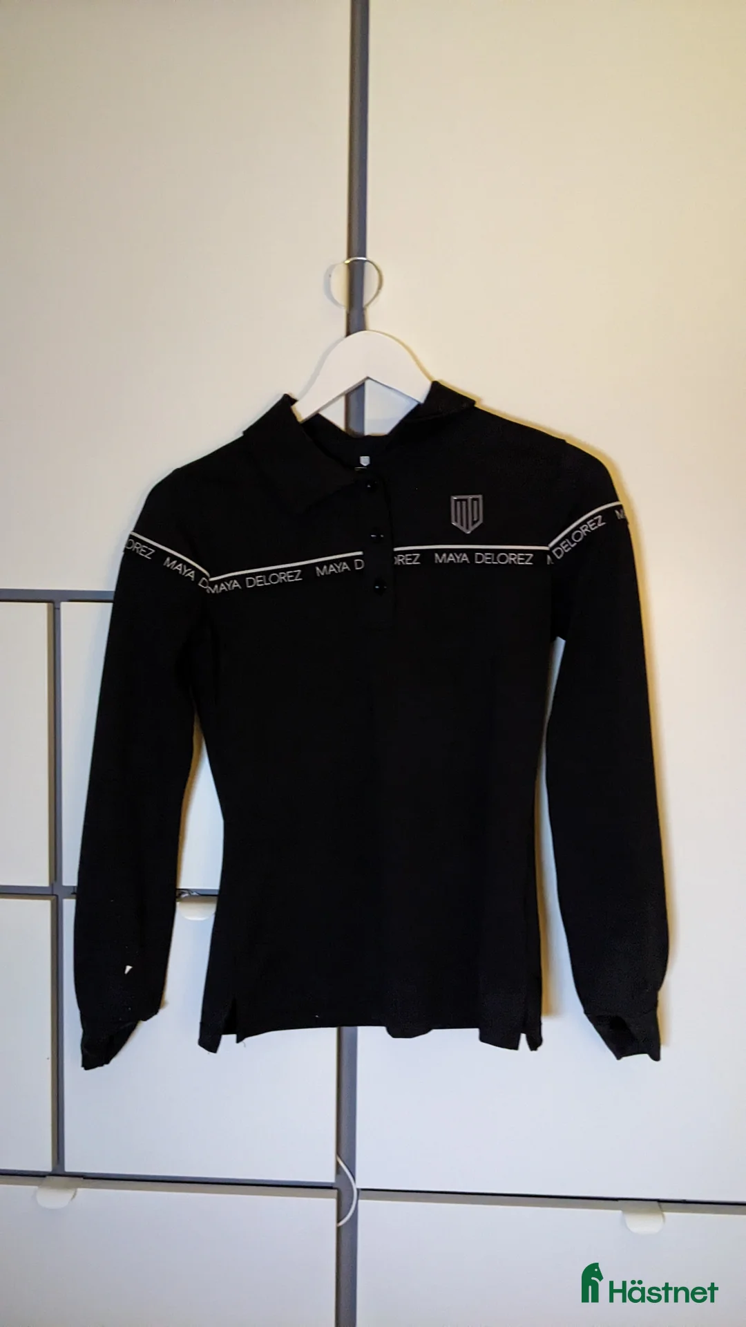 Övrigt Ridkläder ryttarutrustning till salu: Svart maya delorez tröja i Enköping - Annons 1