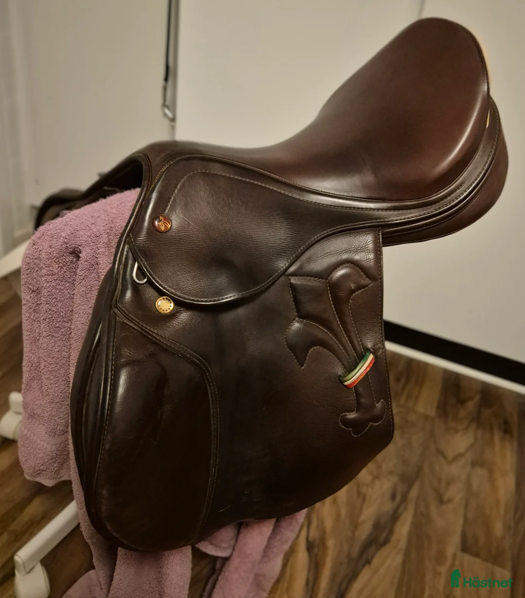 Sadlar hästutrustning till salu: Hoppsadlar till bra pris i Västerås - Annons 1