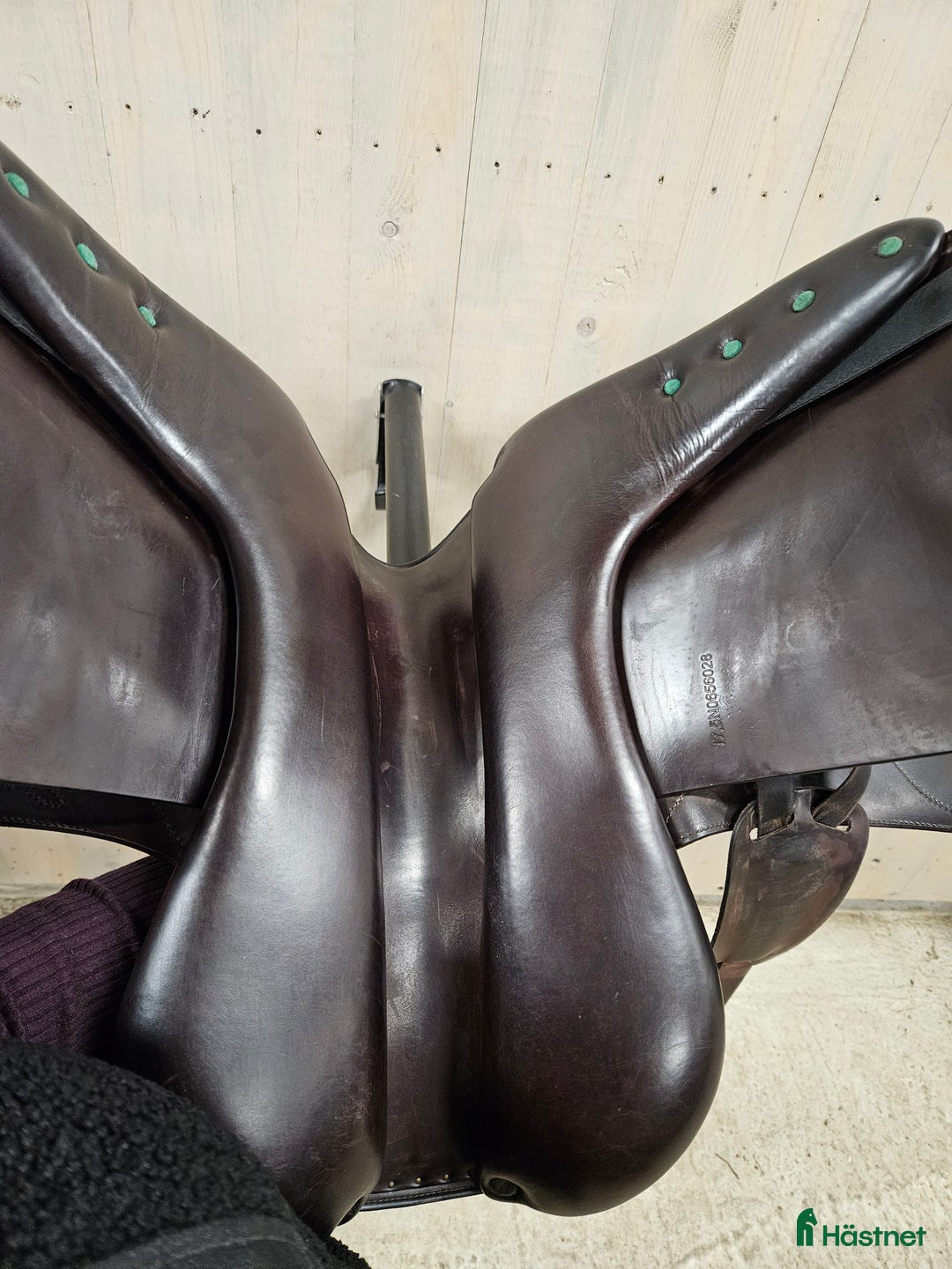 Sadlar hästutrustning till salu: Mörkbrun underbar sadel i Kåge - Annons 5