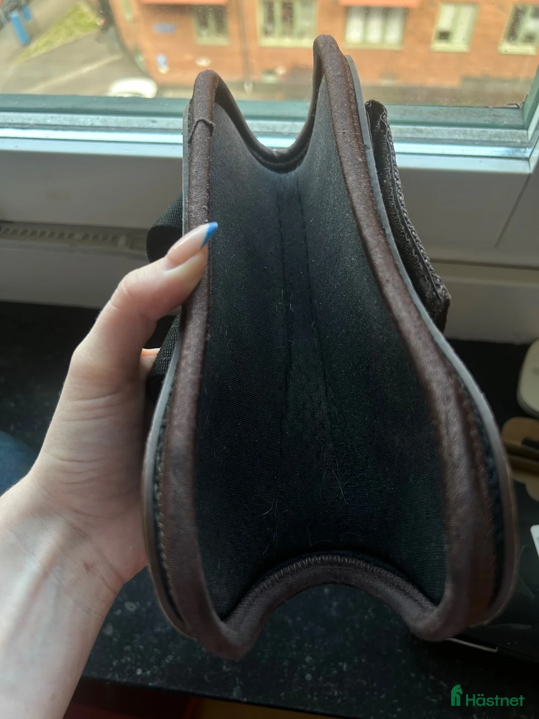 Benskydd hästutrustning till salu: KENTUCKY SENSKYDD VELCRO BRUN stl M - Annons 3