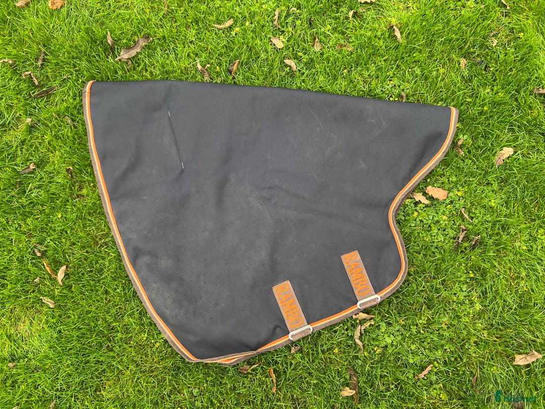 Täcken hästutrustning till salu: Rambo Supreme regntäcke inkl hals i Vargön - Annons 6