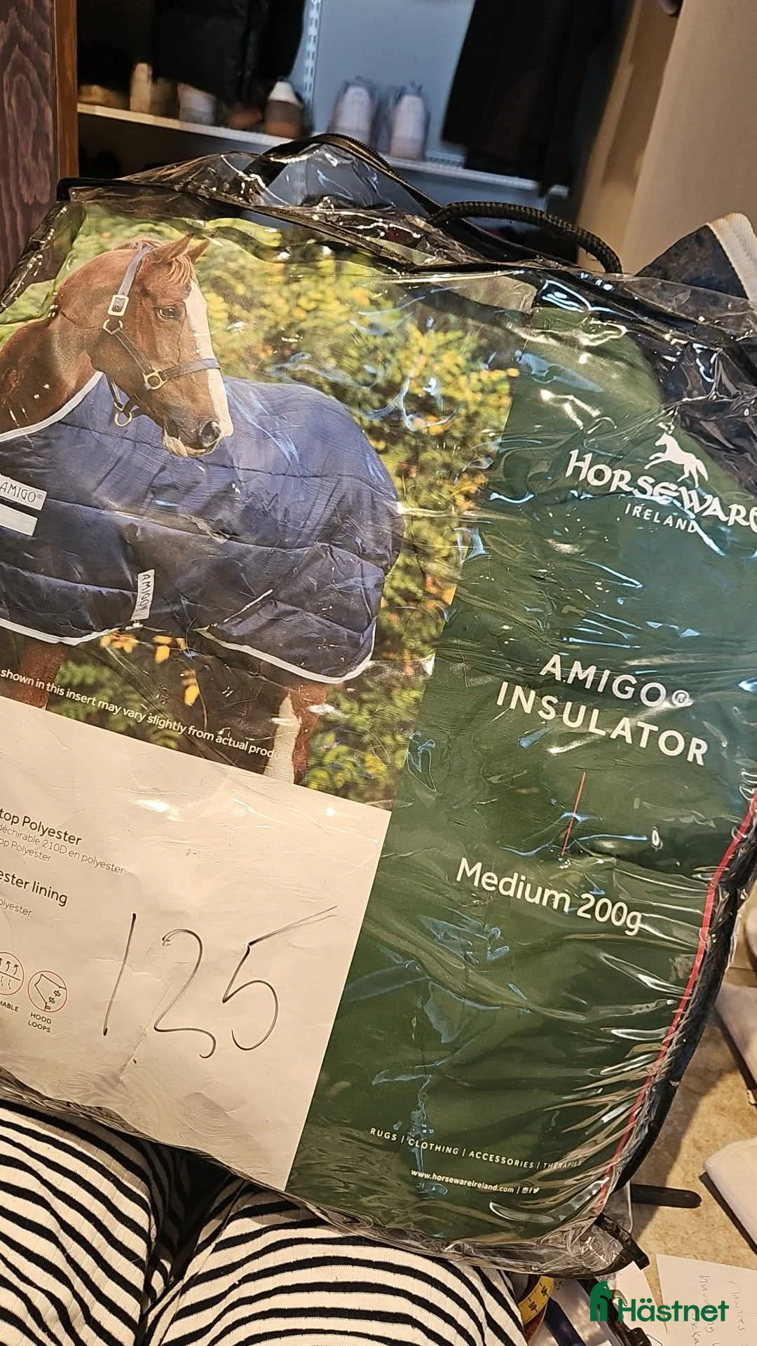 Täcken hästutrustning till salu: Amigo stalltäcke 125 cm med hals  - Annons 1